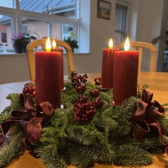 Bind-Selv Adventskrans - Klassisk rød med ledlys